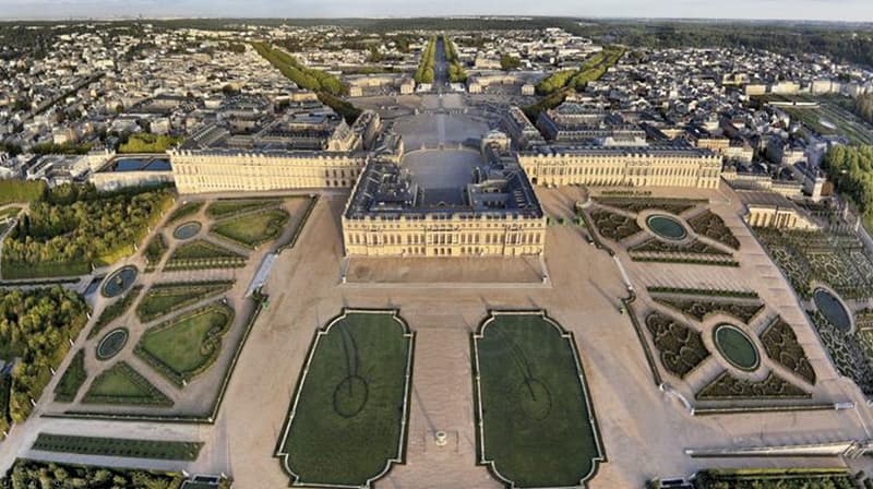 Promenade royale dans les jardins du château de Versailles